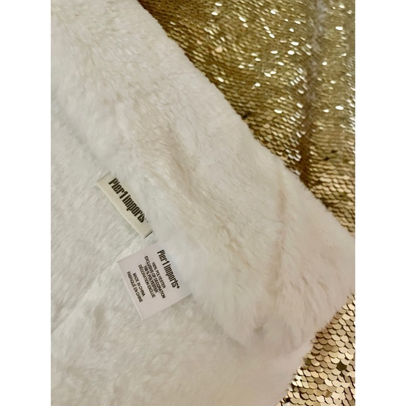 Pier 1 Imports Luxurious Gold and White Reversible Sequins  Throw Blanket - Picture 3 of 3